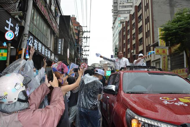 新北市長侯友宜今前往土城車隊掃街，雖然現場陰雨綿綿，但是不少熱情民眾沿街吶喊「凍蒜」。（蔡雯如攝）