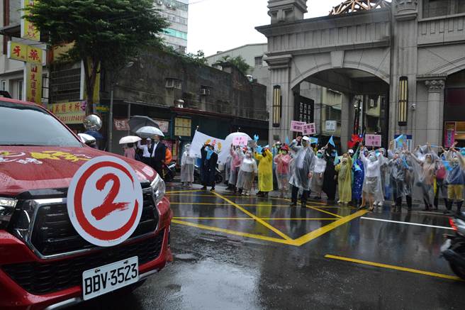 新北市長侯友宜今前往土城車隊掃街，雖然現場陰雨綿綿，但是不少熱情民眾沿街吶喊「凍蒜」。（蔡雯如攝）