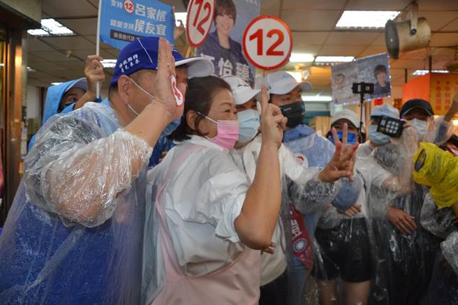 新北市長侯友宜今前往土城車隊掃街，他進入傳統市場後，民眾更蜂擁而至，搶著要簽名，並送上大蒜，祝福他順利當選。（蔡雯如攝）