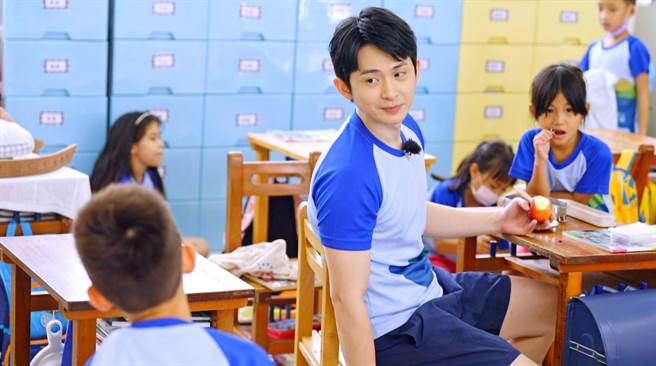 博恩变成小二生，重温小学生活。（三立提供）