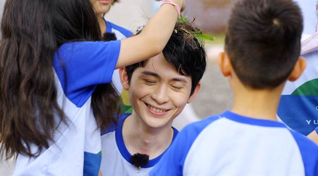 博恩被同学在头上放小草、石头。（三立提供）