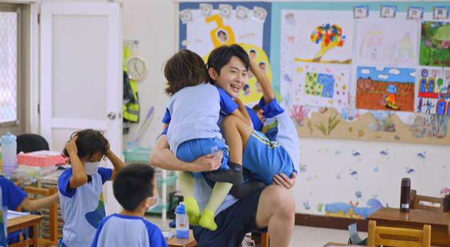 受到欢迎的博恩，下课时身上都会挂着3、4位同学。（三立提供）