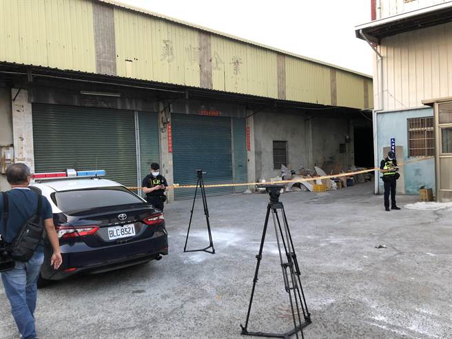 台中市神冈区一工厂，10月发生骇人听闻的桶尸案；死者尸体被塞入橘色塑胶桶内泥封，手段十分凶残。（陈世宗摄）