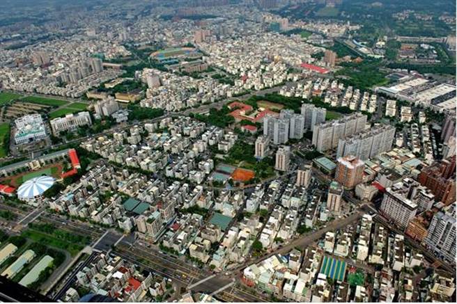 近日凤山区五甲国宅社区内，有人恶意发放不实传单，表示高市府併吞五甲国宅住户近30亿元的土地，平均每户侵吞40万元。（高市都发局提供／杨舒婷高雄传真）