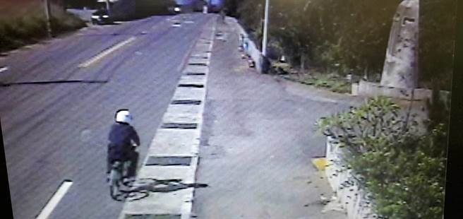 大肚区游园路一段就出现真人版「两津勘吉」。（乌日警分局提供／冯惠宜传真）