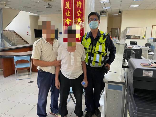 林姓老翁独自骑着脚踏车迷路，还体力不支，经瑞井派出所警员张保强协助代驾其宝贝脚踏车，并将代返派出所，等待家人将他带回。（乌日警分局提供／冯惠宜传真）
