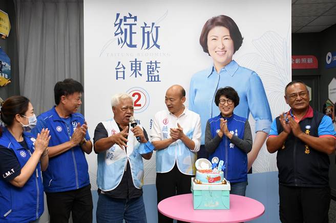前高雄市长韩国瑜今天到台东为饶庆铃助选，适逢饶53岁生日。（庄哲权摄）