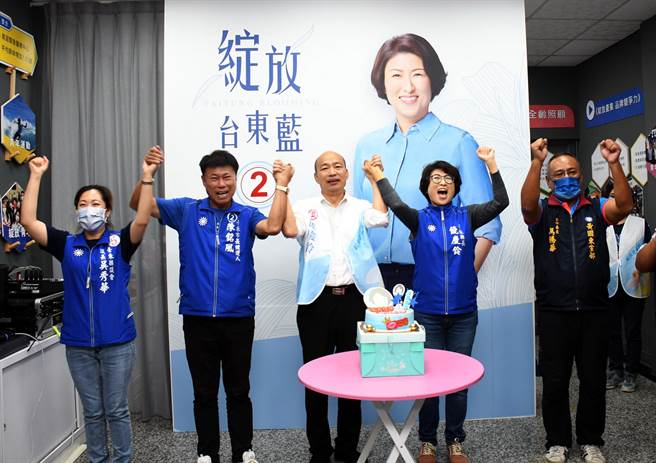 前高雄市长韩国瑜今天到台东为饶庆铃助选，适逢饶53岁生日。（庄哲权摄）