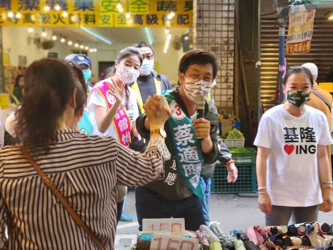 民進黨基隆市長候選人蔡適應（中）分享小粉絲送他的祝福卡片。（圖 / 取自蔡適應臉書）