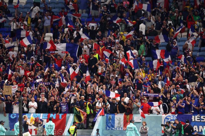 全球球迷關注世界盃賽事。(圖/路透社)