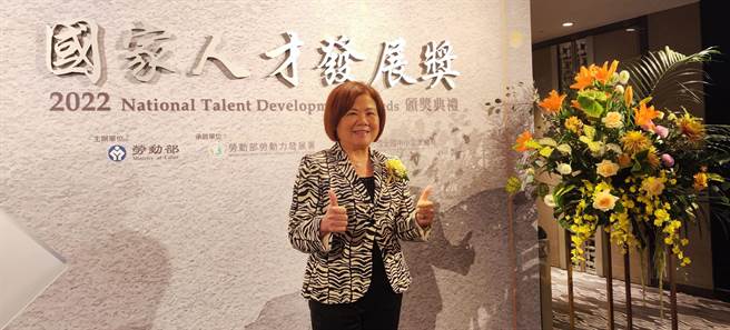 劳动部部长许铭春今天出席国家人才发展奖颁奖典礼。（林良齐摄）