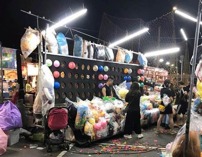 有网友爆料指到台南市北区花园夜市玩射气球，结帐竟被索价5200元。（摘自爆料公社）