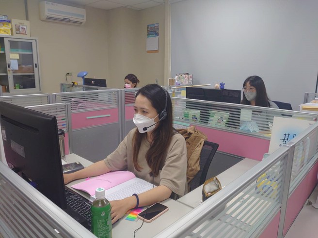 針對家暴性侵兒虐或脆弱家庭服務需求，民眾可透過113或上網關懷E起來通報，由集篩中心社工人員統一受理並進行初步連續與評估。(圖/基隆市政府提供)