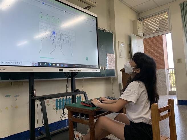 不放弃的学习，郭羽瑄获家扶向上儿童。(屏东家扶提供)