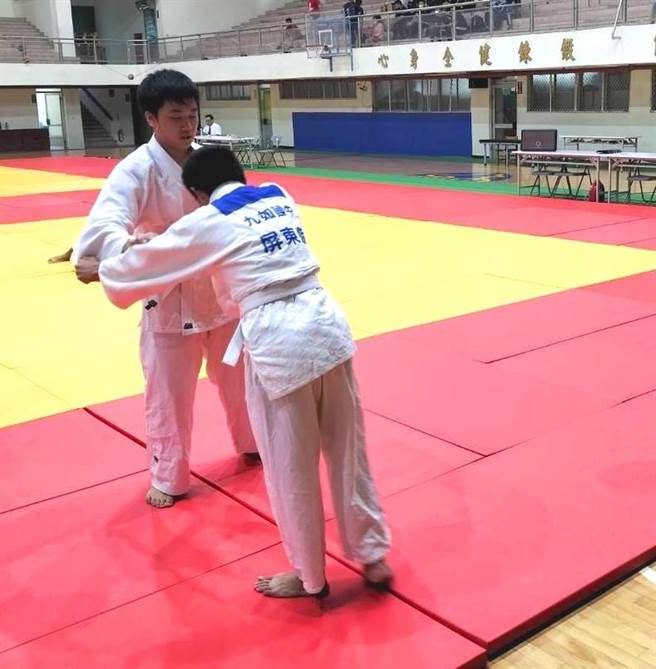 邱瑞丰(左)获家扶向上儿童。(屏东家扶提供)