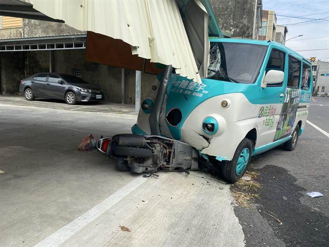 民进党台南市议员候选人陈皇宇宣传车要加油，却在路口与机车擦撞，造成78岁女骑士送医不治。(曹婷婷摄)