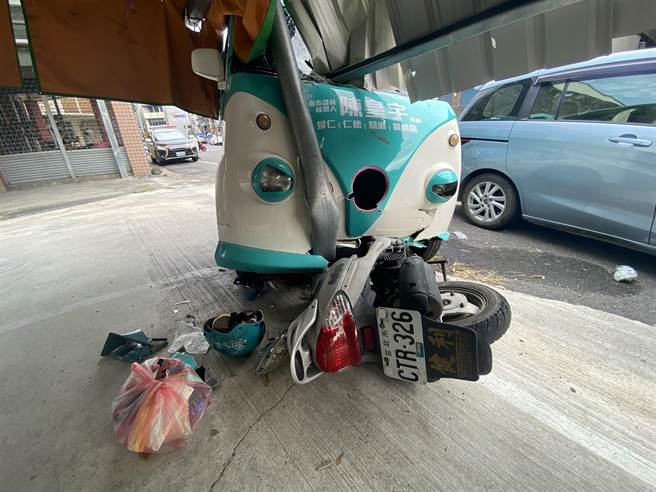 民进党台南市议员候选人陈皇宇宣传车要加油，却在路口与机车擦撞，造成78岁女骑士送医不治。(曹婷婷摄)