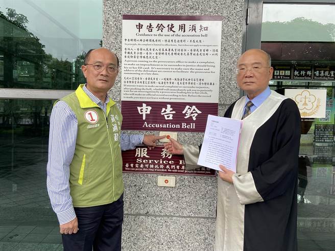 民进党罗东镇长候选人黄适超（左）今（23日），前往宜兰地检署按铃控告寻求连任的国民党罗东镇长候选人吴秋龄及国民党宜兰县党部主委、宜兰县议会议长张建荣。（吴佩蓉摄）