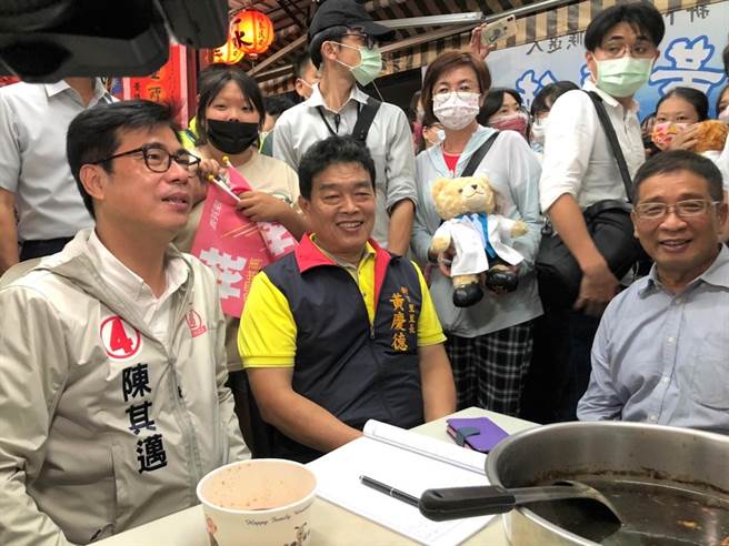 高雄市左营区长胡俊雄（前右）22日晚间下班后出席民进党高雄市长候选人陈其迈的竞选活动，遭蓝营批行政不中立。（国民党高雄市党部提供／林瑞益高雄传真）