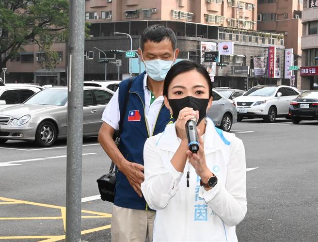 国民党左楠区市议员候选人白乔茵（前）23日质疑民进党把区公所当小竞总，怒批左营区长胡俊雄行政不中立。（林瑞益摄）