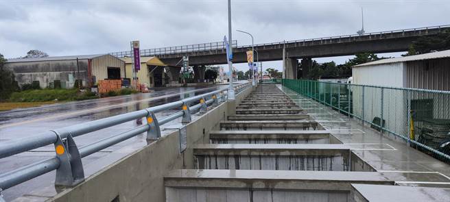 竹南镇龙凤渔港联外道路龙江路拓宽完成通车。（谢明俊摄）