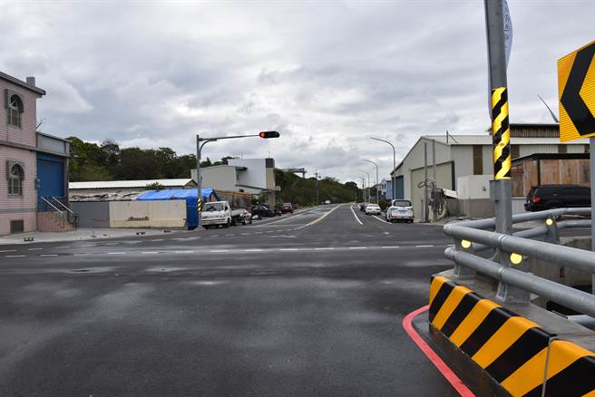 龙江路273巷狭巷部分也拓宽完成通车。（谢明俊摄）