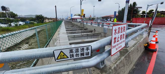 竹南镇龙凤渔港联外道路龙江路拓宽完成通车，龙凤大排部分仍维持未加盖，以利排水清淤。（谢明俊摄）