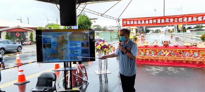 竹南镇龙凤渔港联外道路龙江路23日完成拓宽通车，县府工务处长古明弘说明工程内容。（谢明俊摄）