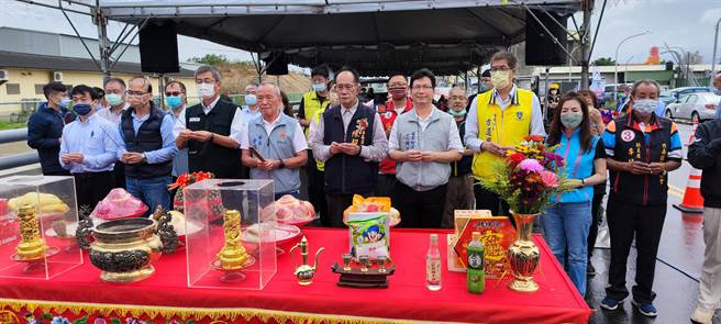 竹南镇龙凤渔港联外道路龙江路23日拓宽完成通车，县长徐耀昌及立委陈超明等主持通车祈福典礼。（谢明俊摄）