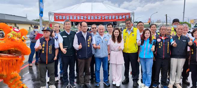 竹南镇龙凤渔港联外道路龙江路23日拓宽完成通车，县长徐耀昌及立委陈超明等主持通车祈福典礼。（谢明俊摄）