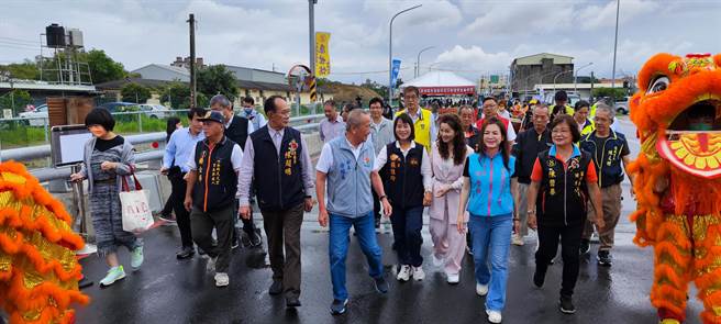 竹南镇龙凤渔港联外道路龙江路23日拓宽完成通车，县长徐耀昌及立委陈超明等主持通车典礼。（谢明俊摄）