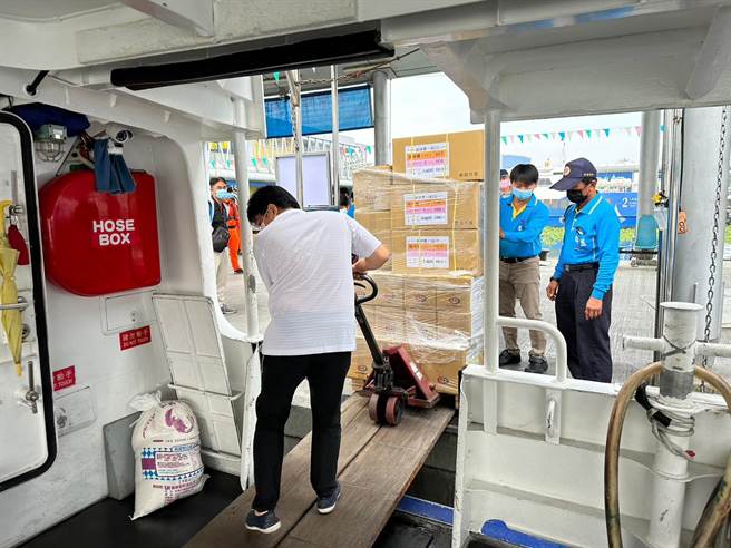 选票跨海运抵小琉球。(图／屏东选委会提供)