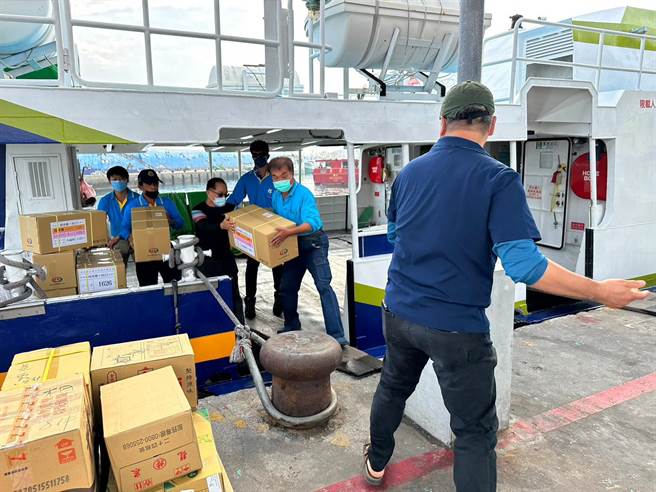 选票跨海运抵小琉球。(图／屏东选委会提供)