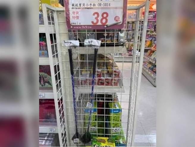 不少家長會選擇購入手指造型的指揮棒，用於管教小孩。（翻攝自臉書社團《爆怨2公社》）