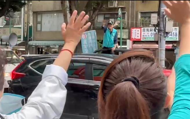 无党籍台北市长候选人黄珊珊（左）下午合体民眾党台北市议员候选人林珍羽（右）走访后站商圈，恰好遇到民进党台北市议员王世坚（中）车队扫街。（黄珊珊竞选办公室提供）