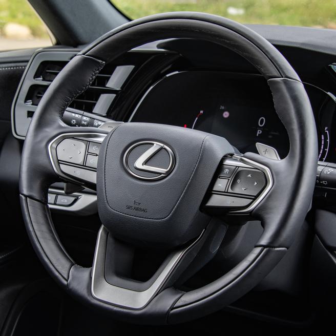 多功能方盘採取触控按键设计。（陈大任摄）