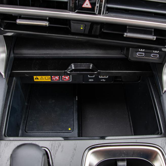 顶级版以上车型标配智慧型手机无线充电。（陈大任摄）