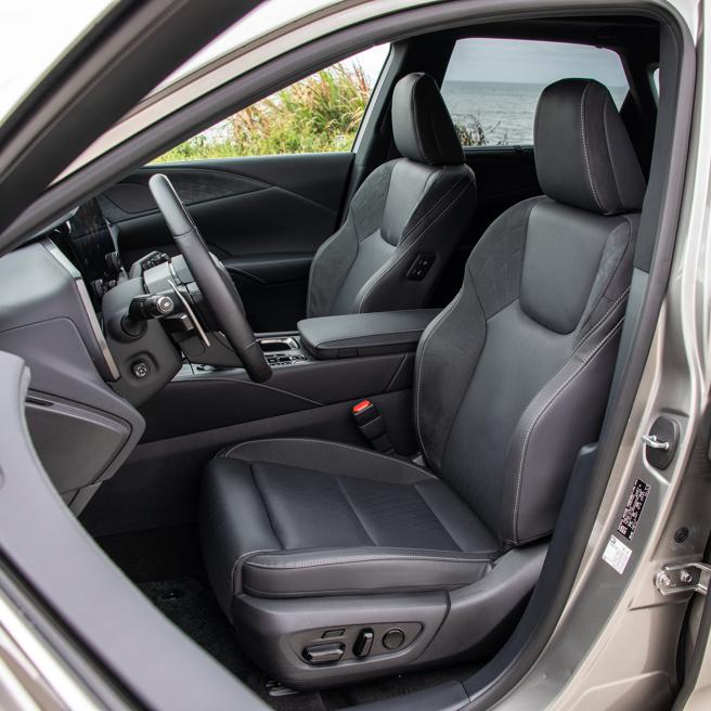 驾驶座椅造型提供绝佳支撑性。（陈大任摄）