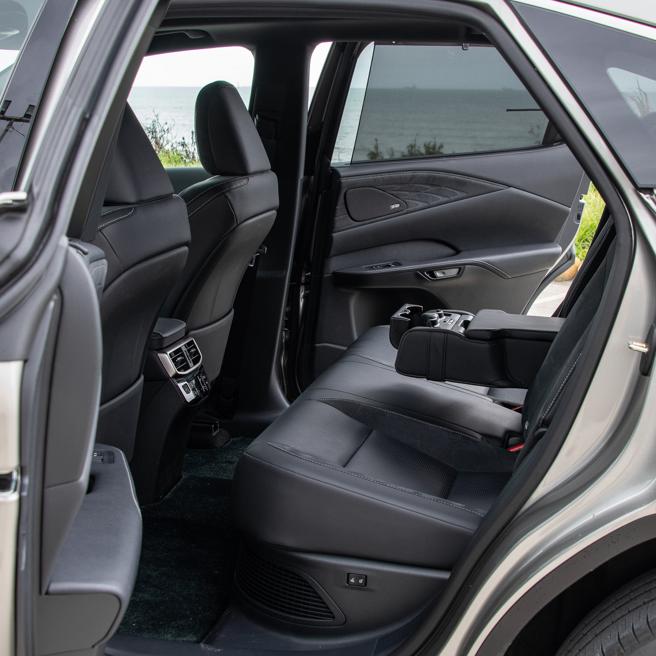 后座宽敞舒适，车窗附遮阳帘。（陈大任摄）