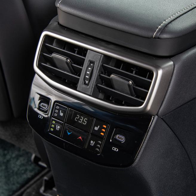 后座空调出风与恒温控制面板。（陈大任摄）