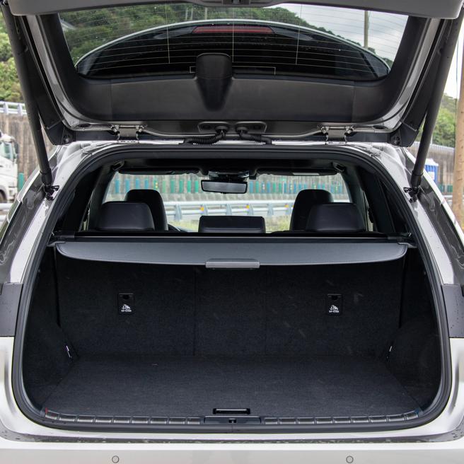 行李厢增高13mm、加宽54mm，纵深加长95mm，达612L，可放4个高尔夫球袋。（陈大任摄）