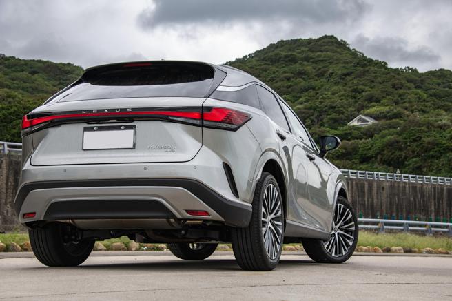 车尾类Coupet小鸭尾设计，搭配贯穿式LED灯与渐层式尾灯。（陈大任摄）