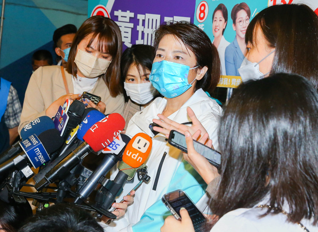 无党籍台北市长候选人黄珊珊23日至松江市场扫街拜票。（粘耿豪摄）