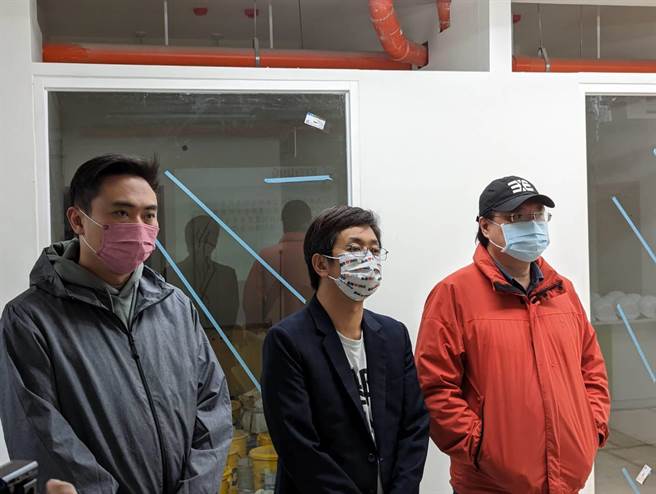 基隆市长林右昌（右起）、立委蔡适应、产发处长黄健锋，共同视察即将完工的宠物银行。（张志康摄）