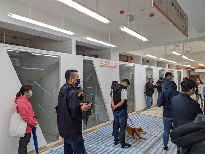 基隆市宠物银行新建工程将完工，未来宠物将会在五星级空间里等待民眾领养。图为猫只认养区。（张志康摄）