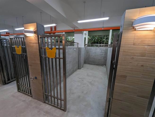 基隆市宠物银行新建工程将完工，未来宠物将会在五星级空间里等待民眾领养。图为待认养犬只照顾区。（张志康摄）
