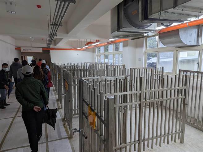 基隆市宠物银行新建工程将完工，未来宠物将会在五星级空间里等待民眾领养。图为犬只认养区（张志康摄）