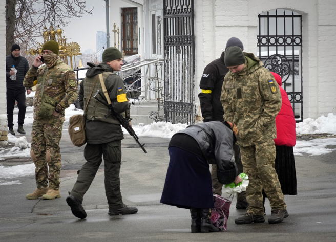 泽伦斯基敦促法国市长协会（Association of French Mayors）提供发电机，向乌克兰紧急服务与医疗人员供应设备，并支持排雷行动。
（图/ 美联社）
