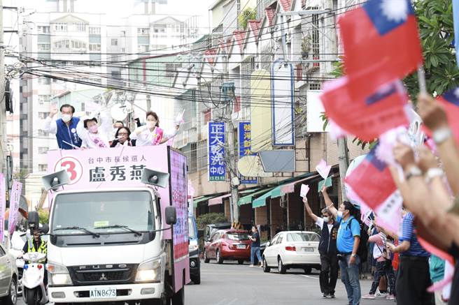 盧秀燕車隊掃街首日上午行經大里、霧峰、太平、烏日，受到民眾熱烈歡迎。（盧秀燕競總提供／張亦惠台中傳真）