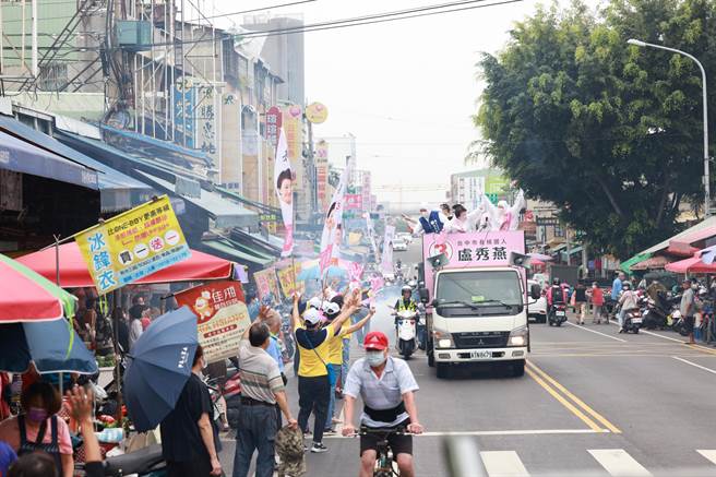 盧秀燕車隊掃街首日上午行經大里、霧峰、太平、烏日，受到民眾熱烈歡迎。（盧秀燕競總提供／張亦惠台中傳真）